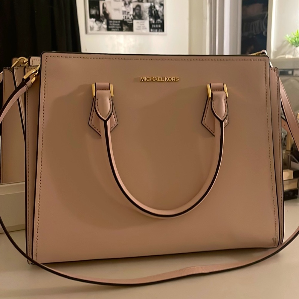 MICHAEL KORS HOPE MEDIUM MESSENGER SATCHEL (color powder blush)